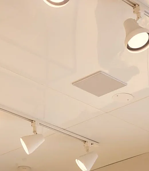 Caixa de som quadrada embutida e nivelada no forro branco