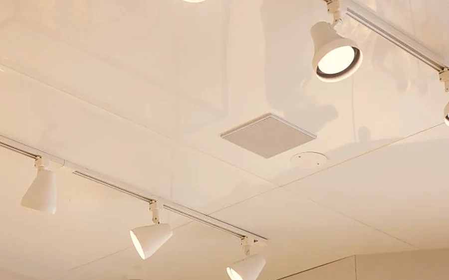 Caixa de som quadrada instalada e nivelada no forro